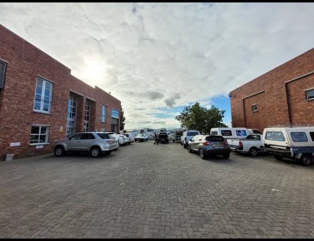 405M² WAREHOUSE TO LET IN STIKLAND INDUSTRIAL